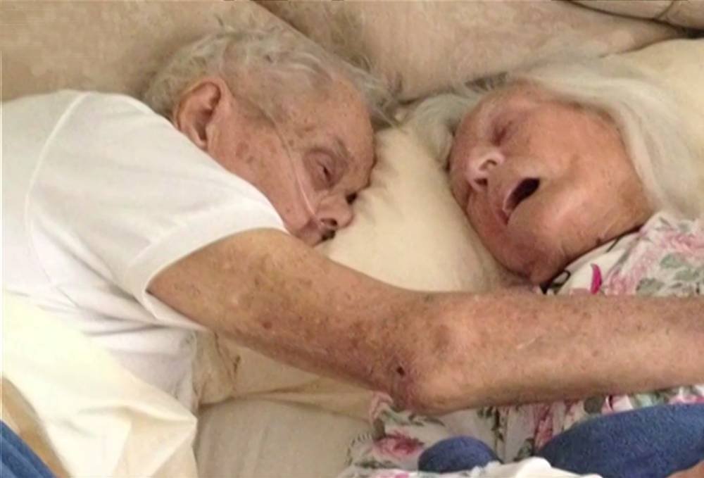 "დამელოდე, მეც მალე მოვალ": მათ ერთად 75 წელი გაატარეს და უკანასკნელ სურვილად ერთმანეთთან ჩახუტებულ მდგომარეობაში სულის დალევა გამოთქვეს