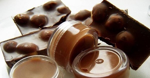 შოკოლადის ბლესკი ტუჩებისთვის - გასაოცარი აღმოჩენა მხოლოდ ლამაზმანებისთვის!