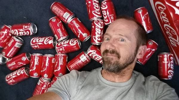 ამ მამაკაცმა გადაწყვიტა ყოველდღიურად 10 ქილა კოკა-კოლის მიღება. ერთი თვის შემდეგ მისი ცნობა შეუძლებელია!