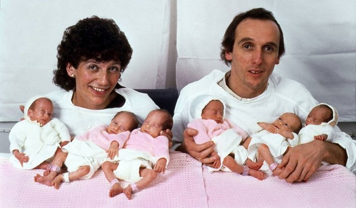 მეუღლეებს ხელში უჭირავთ 6 ტყუპი შვილი. ასე გამოიყურებიან ისინი 30 წლის შემდეგ!