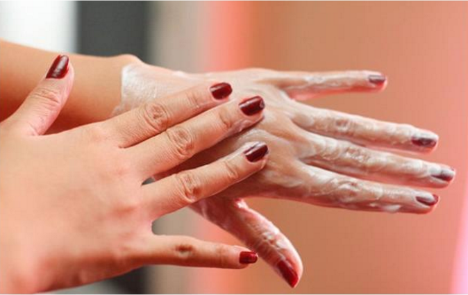 გამოიყენეთ ბუნებრივი ნიღბები ხელის კანის მოსავლელად. სასიამოვნო შედეგი გარანტირებულია!