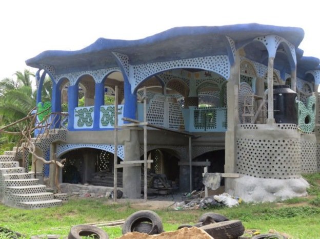 მეზობლები ვერ ხვდებოდნენ, რატომ აგროვებს ის საბურავებს და ცარიელ ბოთლებს. მალევე მათაც იგივე გააკეთეს.