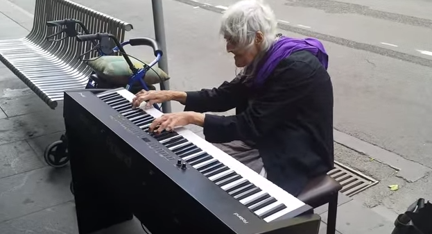 როდესაც ეს ქალბატონი პიანინოს მიუჯდა, ხალხს სიცილი აუტყდა, თუმცა 2 წამის შემდეგ ქუჩაში სიჩუმემ დაისადგურა