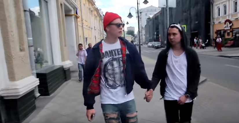 აი რა ხდება რუსეთში, როდესაც ქუჩაში ხელიხელ ჩაკიდებულ მამაკაცებს  ხედავენ (ვიდეო)