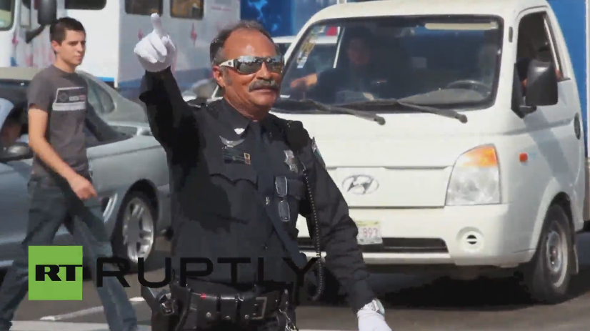 მხიარული მექსიკელი პოლიციელი გზაჯვარედინს მაიკლ ჯექსონის მოძრაობებით აკონტროლებს