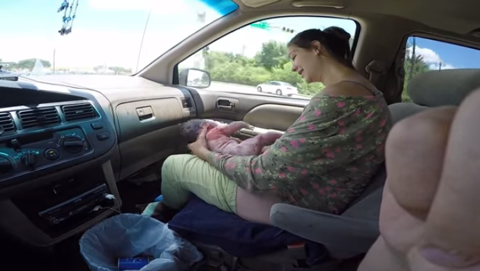 შოკისმომგვრელი ვიდეო: 60 წამში იმშობიარა და თანაც მანქანაში