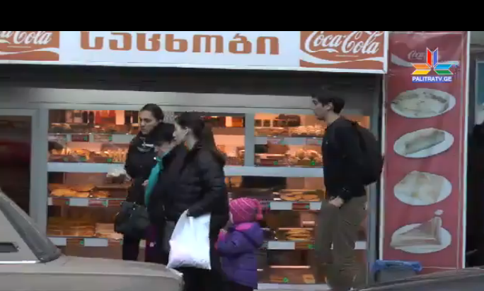 "მშია, ვერ გამიყოფთ პურს?" - როგორ პასუხობენ თბილისში მშიერი ბიჭის თხოვნას