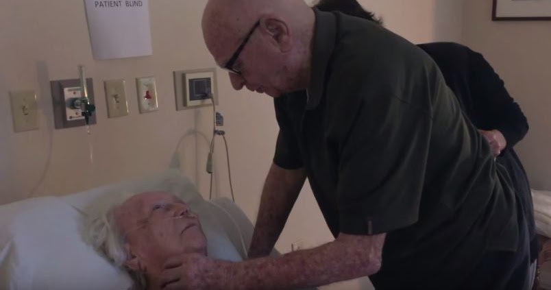92 წლის მამაკაცი უმღერის თავის 93 წლი მომაკვდავ მეუღლეს გამოსამშვიდებელ სიმღერას