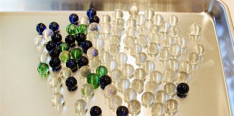 მან შუშის ბურთულები აირღუმელში მოათავსა. აი, როგორი სილამაზე გამოვიდა! მან შუშის ბურთულები აირღუმელში მოათავსა. აი, როგორი სილამაზე გამოვიდა!