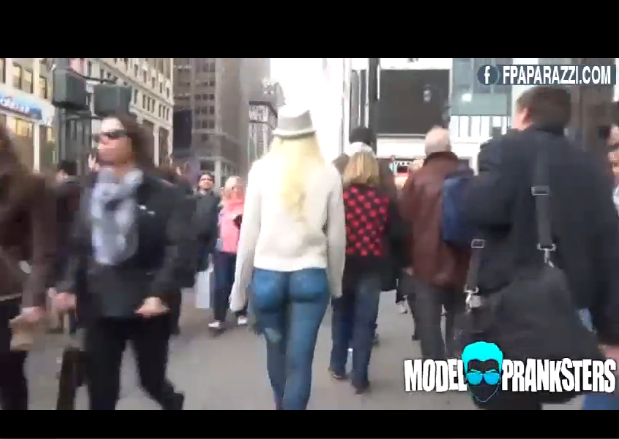 გოგონა ნიუ-იორკის ქუჩებში ტანზე მიხატული ჯინსით სეირნობს