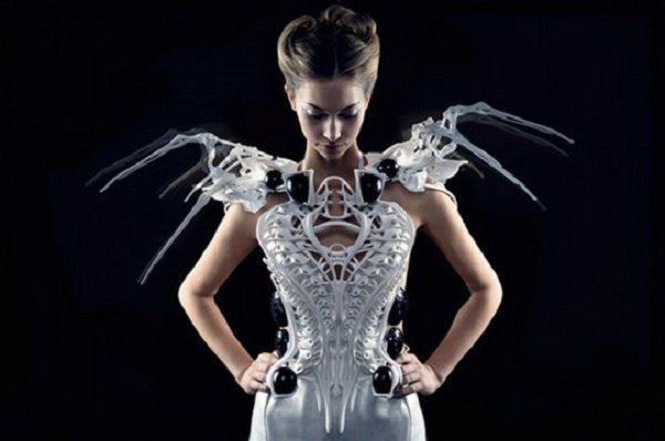 დიზაინერმა რობოტიზებული კაბა შექმნა, რომელიც ქალს თავდამსხმელის მოგერიებაში დაეხმარება