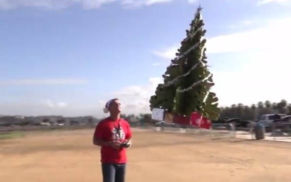 ამ ადამიანმა გამოიგონა მფრინავი ნაძვის ხე (ვიდეო)