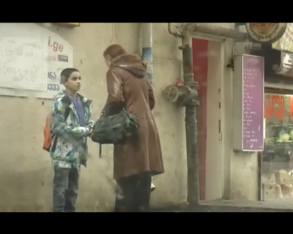 თბილისში ბავშვი გამვლელებს ლუდს სთხოვს - ნახეთ, როგორ მოექცა მას ახალგაზრდა ბიჭი