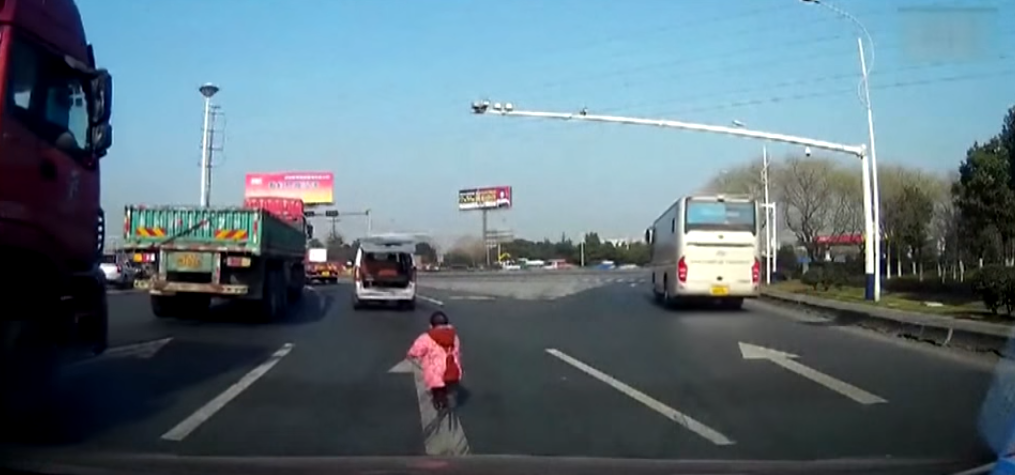 ჩინეთში 2 წლის ბავშვი, მოძრავი ავტომობილის საბარგულიდან გადმოვარდა
