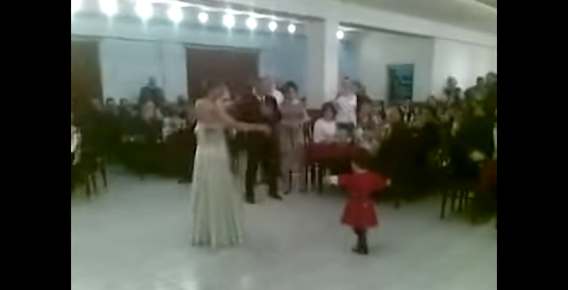პატარა ქართველი ქორწილში დაისს ცეკვავს