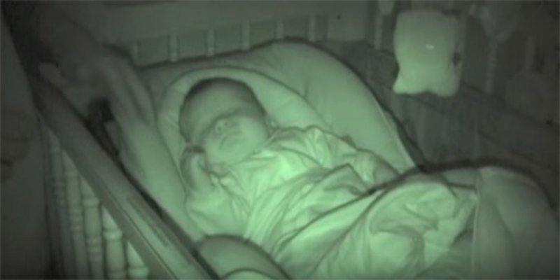 როდესაც მშობლებმა ჩვილს ღამით საწოლში დახედეს, რაღაც უცნაური შენიშნეს